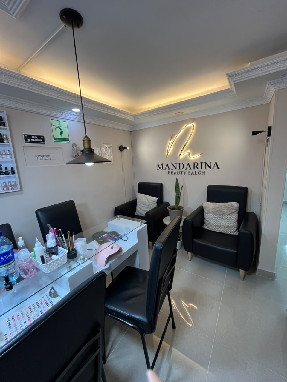 Área de manicure con logo Mandarina