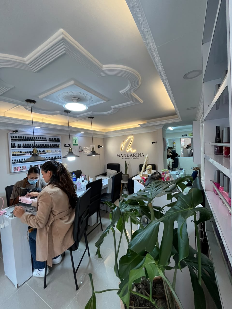Clientas en servicio de manicure